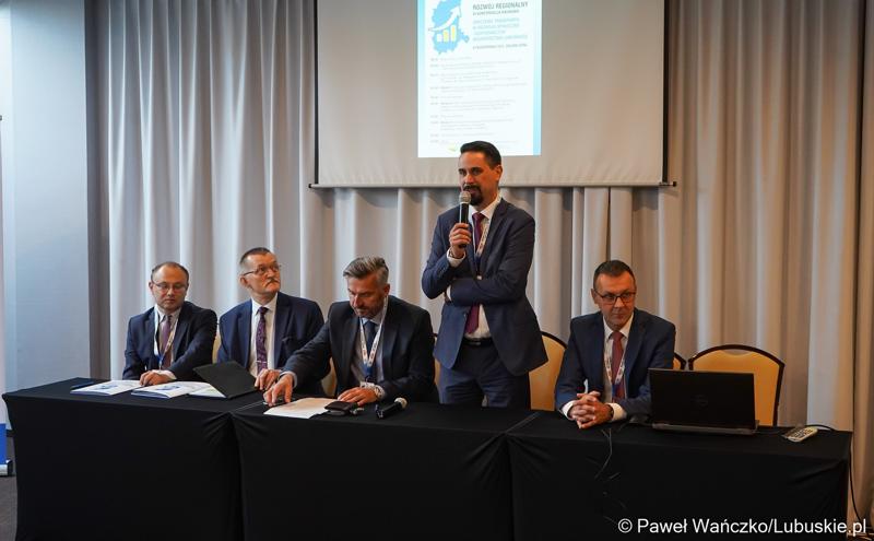 Dyr Departamentu Infrastruktury i Komunikacji UMWL Sławomir Kotylak przemawia do uczestników III Konferencji Naukowej: Znaczenie transportu w rozwoju społeczno-gospodarczym województwa lubuskiego