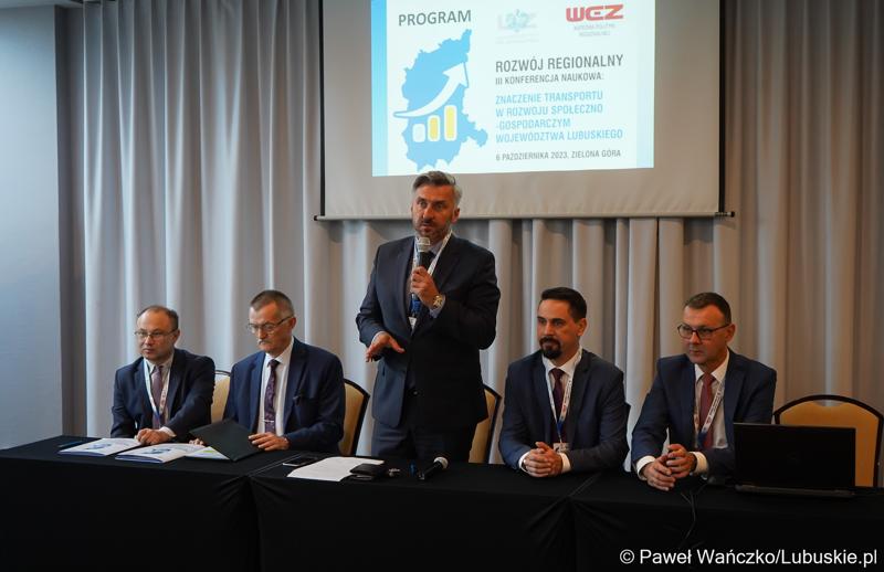 Poseł na Sejm RP Waldemar Sługocki przemawia do uczestników III Konferencji Naukowej: Znaczenie transportu w rozwoju społeczno-gospodarczym województwa lubuskiego