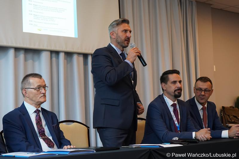 Poseł na Sejm RP Waldemar Sługocki przemawia do uczestników III Konferencji Naukowej: Znaczenie transportu w rozwoju społeczno-gospodarczym województwa lubuskiego