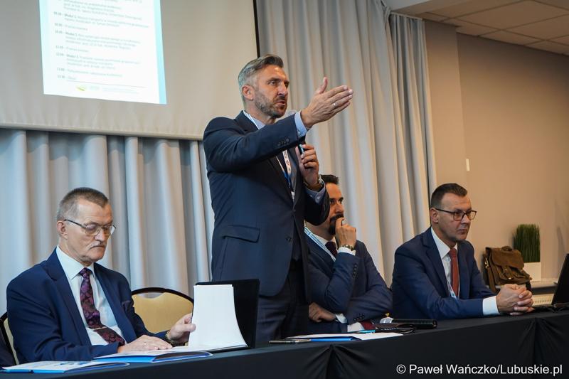 Poseł na Sejm RP Waldemar Sługocki przemawia do uczestników III Konferencji Naukowej: Znaczenie transportu w rozwoju społeczno-gospodarczym województwa lubuskiego