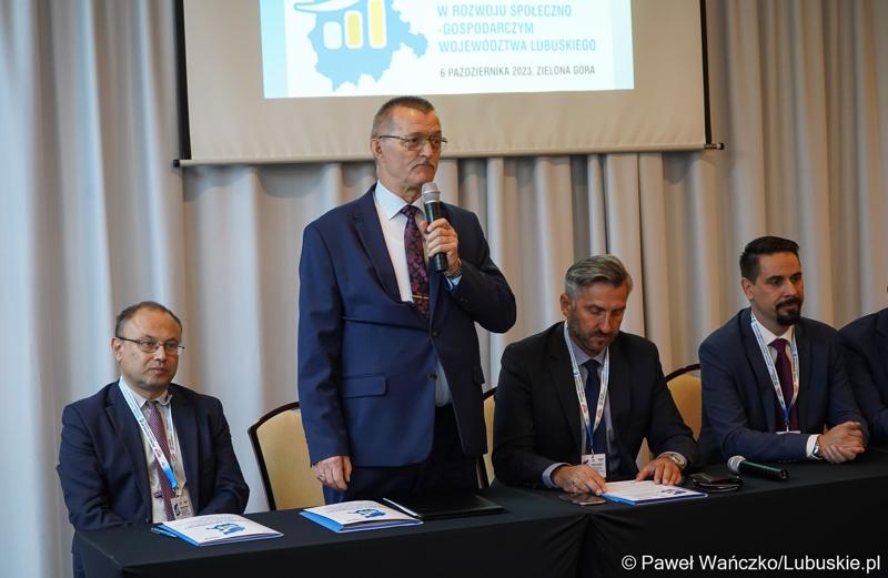 Uczestnicy III Konferencji Naukowej: Znaczenie transportu w rozwoju społeczno-gospodarczym województwa lubuskiego