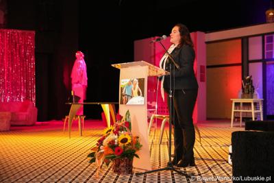 Posłanka na Sejm RP Anita Kucharska-Dziedzic przemawia na inauguracji XXIV Lubuskiego Tygodnia Seniora w Lubuskim Teatrze w Zielonej Górze.