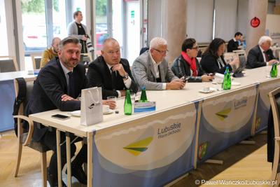 Lubuscy parlamentarzyści podczas LVII Sesja Sejmiku Województwa Lubuskiego. Od lewej: Poseł Waldemar Sługocki, Senatorowie Robert Dowhan i Wadim Tyszkiewicz, a także Posłanki Krystyna Sibińska i Anita Kucharska-Dziedzic