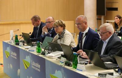 Zarząd Województwa Lubuskiego podczas LVII Sesji Sejmiku Województwa Lubuskiego. Od lewej: wicemarszałkowie Łukasz Porycki i Stanisław Tomczyszyn, marszałek Elżbieta Anna Polak, członkowie zarządu Marcin Jabłoński i Tadeusz Jędrzejczak.