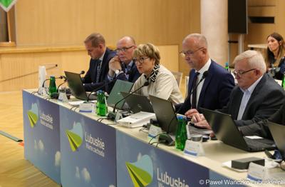 Zarząd Województwa Lubuskiego podczas LVII Sesji Sejmiku Województwa Lubuskiego. Od lewej: wicemarszałkowie Łukasz Porycki i Stanisław Tomczyszyn, marszałek Elżbieta Anna Polak, członkowie zarządu Marcin Jabłoński i Tadeusz Jędrzejczak.