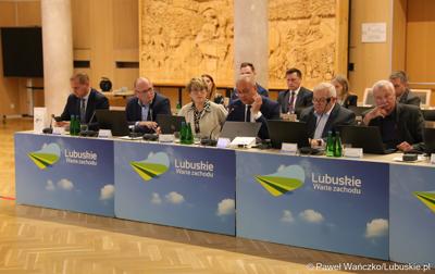 Zarząd Województwa Lubuskiego podczas LVII Sesji Sejmiku Województwa Lubuskiego. Od lewej: wicemarszałkowie Łukasz Porycki i Stanisław Tomczyszyn, marszałek Elżbieta Anna Polak, członkowie zarządu Marcin Jabłoński i Tadeusz Jędrzejczak. Z prawej radny Marek Cieślak.