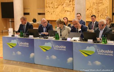 Zarząd Województwa Lubuskiego podczas LVII Sesji Sejmiku Województwa Lubuskiego. Od lewej: wicemarszałkowie Łukasz Porycki i Stanisław Tomczyszyn, marszałek Elżbieta Anna Polak, członkowie zarządu Marcin Jabłoński i Tadeusz Jędrzejczak.