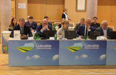Zarząd Województwa Lubuskiego podczas LVII Sesji Sejmiku Województwa Lubuskiego. Od lewej: wicemarszałkowie Łukasz Porycki i Stanisław Tomczyszyn, marszałek Elżbieta Anna Polak, członkowie zarządu Marcin Jabłoński i Tadeusz Jędrzejczak.