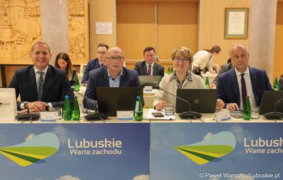 Zarząd Województwa Lubuskiego podczas LVII Sesji Sejmiku Województwa Lubuskiego. Od lewej: wicemarszałkowie Łukasz Porycki i Stanisław Tomczyszyn, marszałek Elżbieta Anna Polak i członek zarządu Marcin Jabłoński.