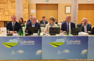 Zarząd Województwa Lubuskiego podczas LVII Sesji Sejmiku Województwa Lubuskiego. Od lewej: wicemarszałkowie Łukasz Porycki i Stanisław Tomczyszyn, marszałek Elżbieta Anna Polak, członkowie zarządu Marcin Jabłoński i Tadeusz Jędrzejczak.