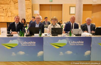 Zarząd Województwa Lubuskiego podczas LVII Sesji Sejmiku Województwa Lubuskiego. Od lewej: wicemarszałkowie Łukasz Porycki i Stanisław Tomczyszyn, marszałek Elżbieta Anna Polak, członkowie zarządu Marcin Jabłoński i Tadeusz Jędrzejczak.