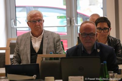 Senator Wadim Tyszkiewicz (z lewej) na LVII Sesji Sejmiku Województwa Lubuskiego