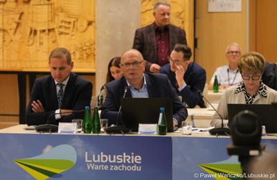 Zarząd Województwa Lubuskiego podczas LVII Sesji Sejmiku Województwa Lubuskiego. Od lewej: wicemarszałkowie Łukasz Porycki, Stanisław Tomczyszyn i marszałek Elżbieta Anna Polak.