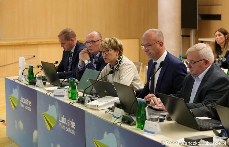 Zarząd Województwa Lubuskiego podczas LVII Sesji Sejmiku Województwa Lubuskiego. Od lewej: wicemarszałkowie Łukasz Porycki i Stanisław Tomczyszyn, marszałek Elżbieta Anna Polak, członkowie zarządu Marcin Jabłoński i Tadeusz Jędrzejczak.
