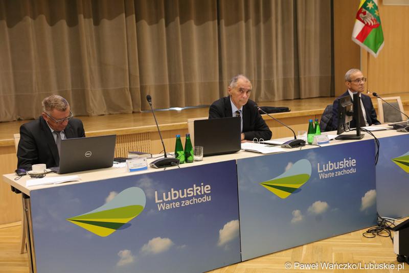 Członkowie Prezydium Sejmiku Województwa Lubuskiego podczas LVII Sesja Sejmiku Województwa Lubuskiego. Od lewej: Tadeusz Ardeli, Jerzy Wierchowicz oraz Mirosław Marcinkiewicz.