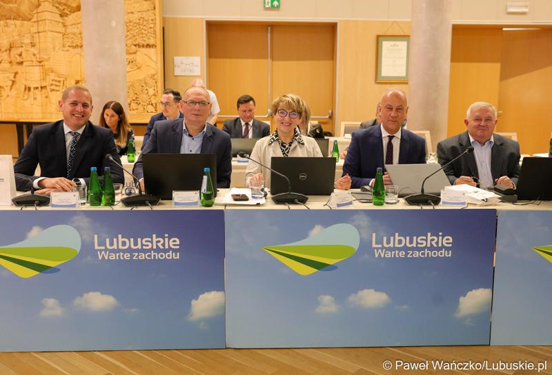 Zarząd Województwa Lubuskiego podczas LVII Sesji Sejmiku Województwa Lubuskiego. Od lewej: wicemarszałkowie Łukasz Porycki i Stanisław Tomczyszyn, marszałek Elżbieta Anna Polak, członkowie zarządu Marcin Jabłoński i Tadeusz Jędrzejczak.