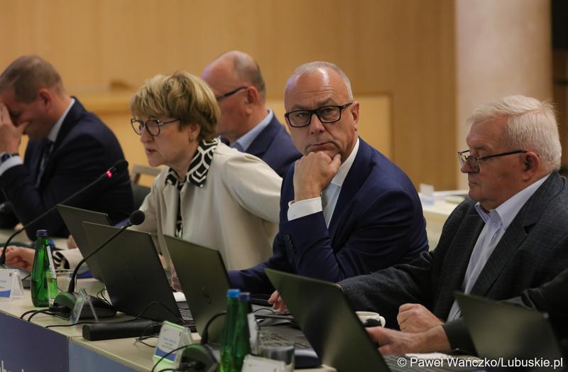Zarząd Województwa Lubuskiego podczas LVII Sesji Sejmiku Województwa Lubuskiego. Od lewej: wicemarszałkowie Łukasz Porycki i Stanisław Tomczyszyn, marszałek Elżbieta Anna Polak, członkowie zarządu Marcin Jabłoński i Tadeusz Jędrzejczak.