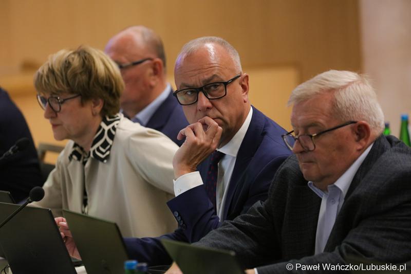 Zarząd Województwa Lubuskiego podczas LVII Sesji Sejmiku Województwa Lubuskiego. Od lewej: marszałek Elżbieta Anna Polak oraz członkowie zarządu Marcin Jabłoński i Tadeusz Jędrzejczak.
