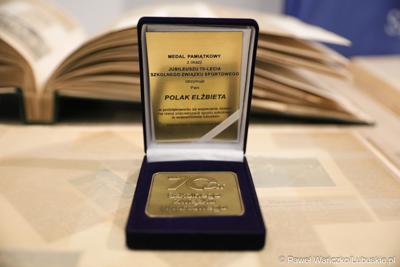 Medal pamiątkowy dla Marszałek Województwa Lubuskiego Elżbiety Anny Polak