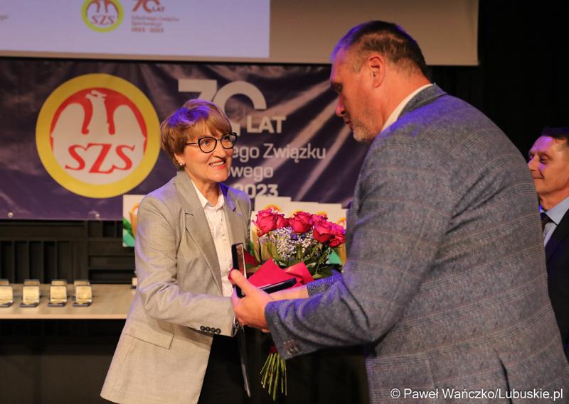 Marszałek Województwa Lubuskiego Elżbieta Anna Polak odebrała pamiątkowy medal