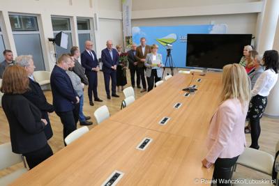 Marszałek Elżbieta Anna Polak wraz z wicemarszałkami Łukaszem Poryckim, Stanisławem Tomczyszynem oraz członkami zarządu Marcinem Jabłońskim i Tadeuszem Jędrzejczakiem spotkali się z pracownikami Urzędu Marszałkowskiego Województwa Lubuskiego, którzy świętują jubileusz pracy zawodowej. 