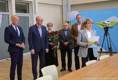 Marszałek Elżbieta Anna Polak wraz z wicemarszałkami Łukaszem Poryckim, Stanisławem Tomczyszynem oraz członkami zarządu Marcinem Jabłońskim i Tadeuszem Jędrzejczakiem spotkali się z pracownikami Urzędu Marszałkowskiego Województwa Lubuskiego, którzy świętują jubileusz pracy zawodowej. 