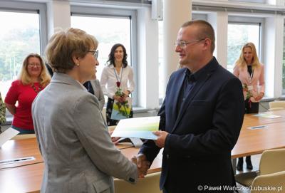 Członkowie Zarządu Województwa Lubuskiego spotkali się z pracownikami Urzędu Marszałkowskiego Województwa Lubuskiego, którzy świętują jubileusz pracy zawodowej. 