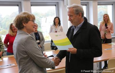 Członkowie Zarządu Województwa Lubuskiego spotkali się z pracownikami Urzędu Marszałkowskiego Województwa Lubuskiego, którzy świętują jubileusz pracy zawodowej. 