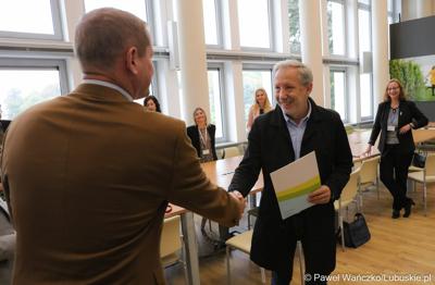 Członkowie Zarządu Województwa Lubuskiego spotkali się z pracownikami Urzędu Marszałkowskiego Województwa Lubuskiego, którzy świętują jubileusz pracy zawodowej. 