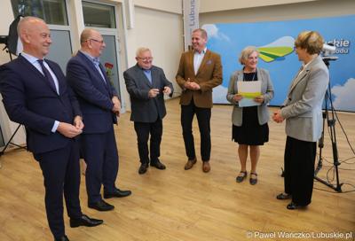 Członkowie Zarządu Województwa Lubuskiego spotkali się z pracownikami Urzędu Marszałkowskiego Województwa Lubuskiego, którzy świętują jubileusz pracy zawodowej. 