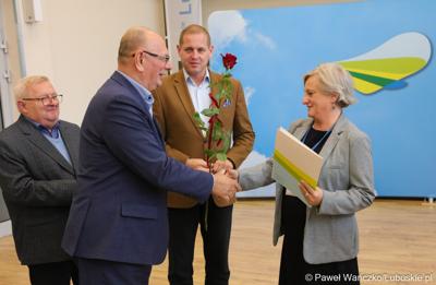 Członkowie Zarządu Województwa Lubuskiego spotkali się z pracownikami Urzędu Marszałkowskiego Województwa Lubuskiego, którzy świętują jubileusz pracy zawodowej. 