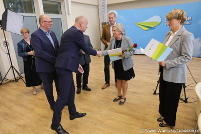 Członkowie Zarządu Województwa Lubuskiego spotkali się z pracownikami Urzędu Marszałkowskiego Województwa Lubuskiego, którzy świętują jubileusz pracy zawodowej. 
