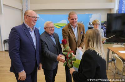 Członkowie Zarządu Województwa Lubuskiego spotkali się z pracownikami Urzędu Marszałkowskiego Województwa Lubuskiego, którzy świętują jubileusz pracy zawodowej. 