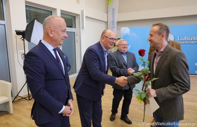 Członkowie Zarządu Województwa Lubuskiego spotkali się z pracownikami Urzędu Marszałkowskiego Województwa Lubuskiego, którzy świętują jubileusz pracy zawodowej. 