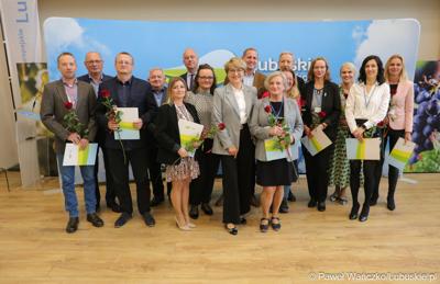 Marszałek Elżbieta Anna Polak wraz z wicemarszałkami Łukaszem Poryckim, Stanisławem Tomczyszynem oraz członkami zarządu Marcinem Jabłońskim i Tadeuszem Jędrzejczakiem spotkali się z pracownikami Urzędu Marszałkowskiego Województwa Lubuskiego, którzy świętują jubileusz pracy zawodowej. 