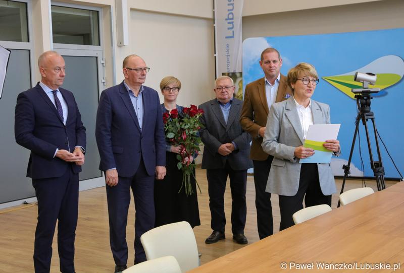 Marszałek Elżbieta Anna Polak wraz z wicemarszałkami Łukaszem Poryckim, Stanisławem Tomczyszynem oraz członkami zarządu Marcinem Jabłońskim i Tadeuszem Jędrzejczakiem spotkali się z pracownikami Urzędu Marszałkowskiego Województwa Lubuskiego, którzy świętują jubileusz pracy zawodowej.