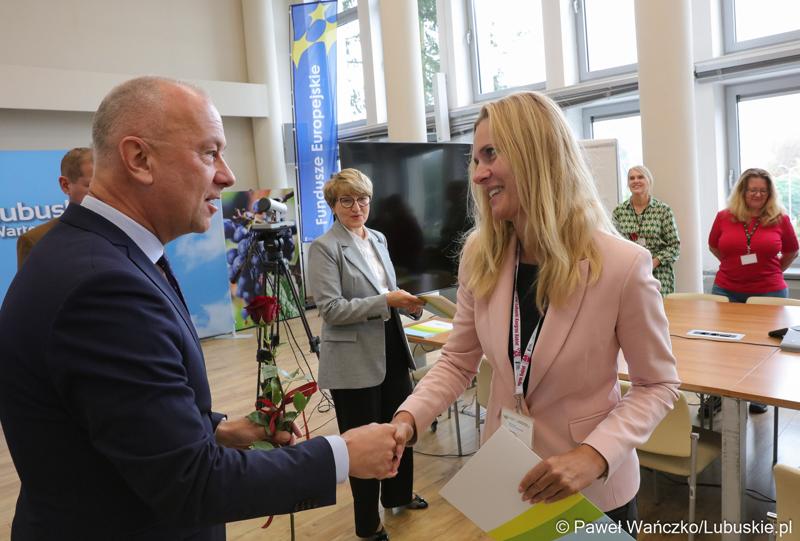 Członkowie Zarządu Województwa Lubuskiego spotkali się z pracownikami Urzędu Marszałkowskiego Województwa Lubuskiego, którzy świętują jubileusz pracy zawodowej.