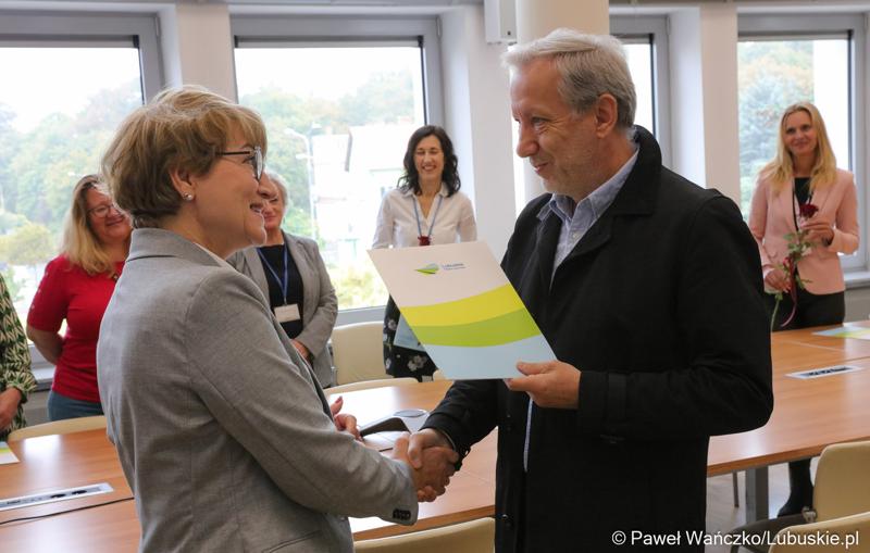 Członkowie Zarządu Województwa Lubuskiego spotkali się z pracownikami Urzędu Marszałkowskiego Województwa Lubuskiego, którzy świętują jubileusz pracy zawodowej.