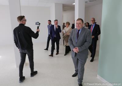 Budowa nowego Pawilonu Rehabilitacyjnego w Lubuskim Centrum Ortopedii w Świebodzinie jest na finiszu. W środę 11 października 2023 r. lecznica otrzymała dodatkowe wsparcie – 3,3 mln zł z funduszy europejskich.
