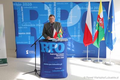 Grzegorz Potęga, pełnomocnik zarządu szpitala ds. inwestycji oraz radny województwa lubuskiego przemawia podczas konferencji prasowej w nowym Pawilonie Rehabilitacyjnym w Lubuskim Centrum Ortopedii w Świebodzinie 