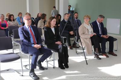 Budowa nowego Pawilonu Rehabilitacyjnego w Lubuskim Centrum Ortopedii w Świebodzinie jest na finiszu. W środę 11 października 2023 r. lecznica otrzymała dodatkowe wsparcie – 3,3 mln zł z funduszy europejskich.

