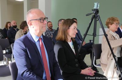 Budowa nowego Pawilonu Rehabilitacyjnego w Lubuskim Centrum Ortopedii w Świebodzinie jest na finiszu. W środę 11 października 2023 r. lecznica otrzymała dodatkowe wsparcie – 3,3 mln zł z funduszy europejskich.
