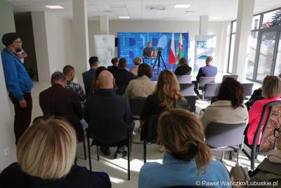 Budowa nowego Pawilonu Rehabilitacyjnego w Lubuskim Centrum Ortopedii w Świebodzinie jest na finiszu. W środę 11 października 2023 r. lecznica otrzymała dodatkowe wsparcie – 3,3 mln zł z funduszy europejskich.
