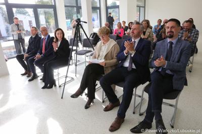 Budowa nowego Pawilonu Rehabilitacyjnego w Lubuskim Centrum Ortopedii w Świebodzinie jest na finiszu. W środę 11 października 2023 r. lecznica otrzymała dodatkowe wsparcie – 3,3 mln zł z funduszy europejskich.
