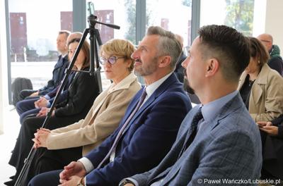 Budowa nowego Pawilonu Rehabilitacyjnego w Lubuskim Centrum Ortopedii w Świebodzinie jest na finiszu. W środę 11 października 2023 r. lecznica otrzymała dodatkowe wsparcie – 3,3 mln zł z funduszy europejskich.
