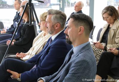 Budowa nowego Pawilonu Rehabilitacyjnego w Lubuskim Centrum Ortopedii w Świebodzinie jest na finiszu. W środę 11 października 2023 r. lecznica otrzymała dodatkowe wsparcie – 3,3 mln zł z funduszy europejskich.

