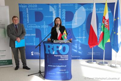 Prezes zarządu LCO Elżbieta Kozak przemawia podczas konferencji prasowej w nowym Pawilonie Rehabilitacyjnym w Lubuskim Centrum Ortopedii w Świebodzinie. Obok Grzegorz Potęga, pełnomocnik zarządu szpitala ds. inwestycji oraz radny województwa lubuskiego
