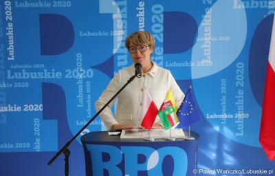 Marszałek Elżbieta Anna Polak przemawia podczas konferencji prasowej w nowym Pawilonie Rehabilitacyjnym w Lubuskim Centrum Ortopedii w Świebodzinie
