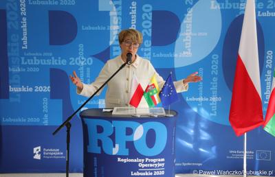 Marszałek Elżbieta Anna Polak przemawia podczas konferencji prasowej w nowym Pawilonie Rehabilitacyjnym w Lubuskim Centrum Ortopedii w Świebodzinie 