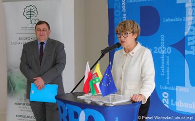 Marszałek Elżbieta Anna Polak przemawia podczas konferencji prasowej w nowym Pawilonie Rehabilitacyjnym w Lubuskim Centrum Ortopedii w Świebodzinie. Obok Grzegorz Potęga, pełnomocnik zarządu szpitala ds. inwestycji oraz radny województwa lubuskiego